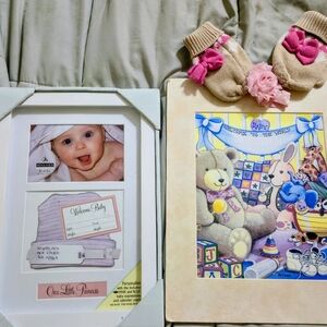 Welcome Baby Set of Blanket, Frame, Mittens, Hairbow & Welcome To World Print